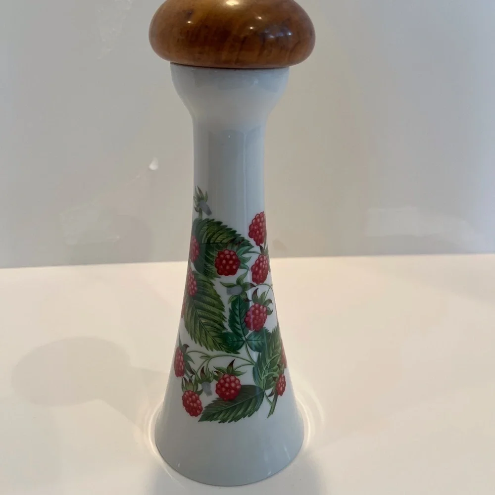 Porcelaine De Paris France Peppermill